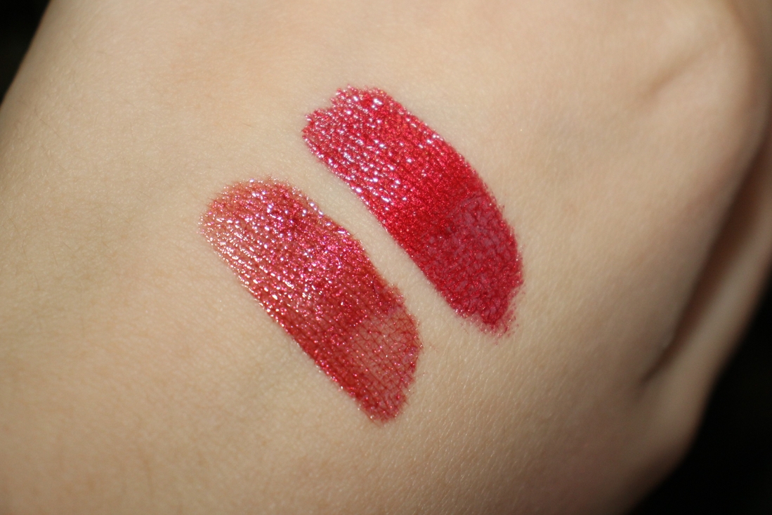 Сравнение Clarins Lip Comfort Oil Shimmer 08 (слева) и жидкой помады с металлическим финишем Sephora Collection Cream Lip Shine Metal 26 (справа). Вспышка фотоаппарата.