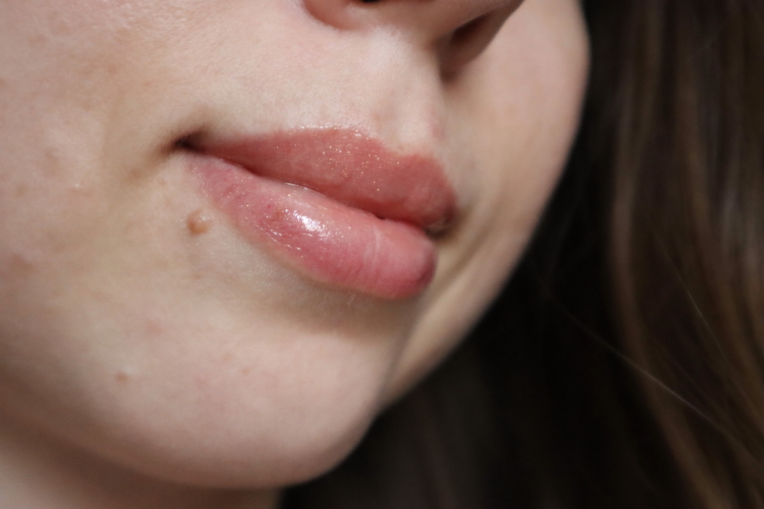 На губы нанесен блеск Charlotte Tilbury Collagen Lip Bath.