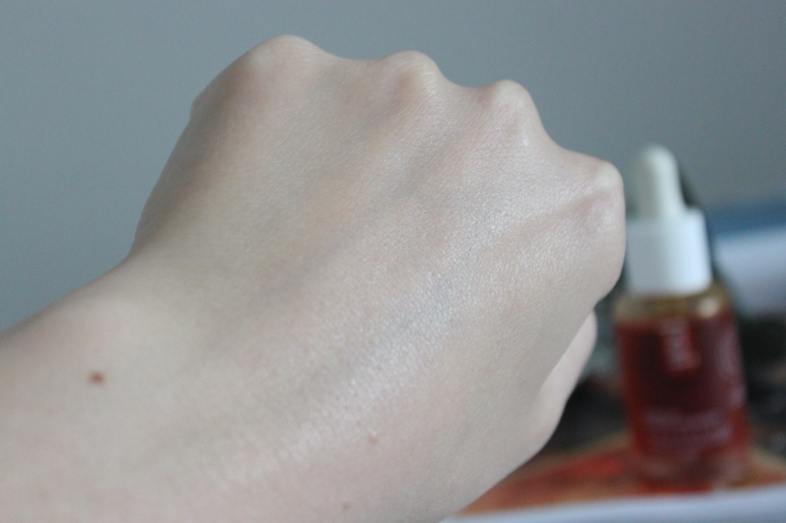 Рука, после того как 5 минут назад на нее нанесли своч масла для лица Pai Skincare.