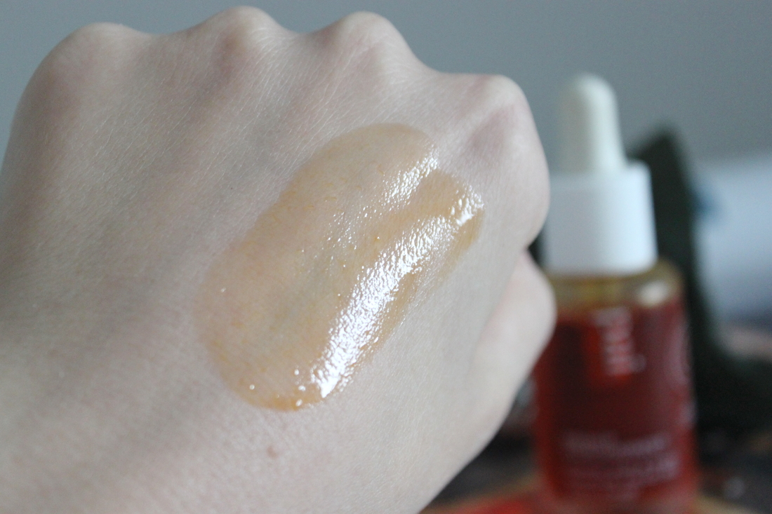 Текстура масла для лица Pai Skincare с шиповником.