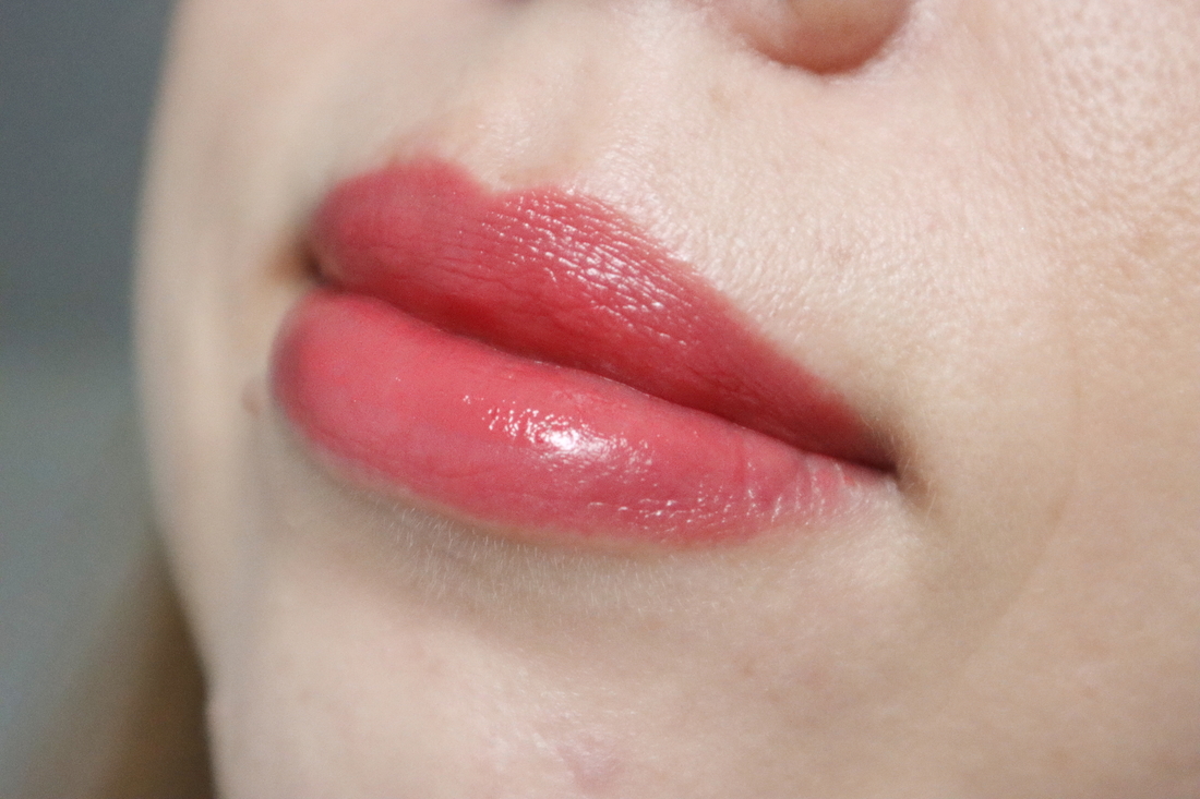Губы с помадой MAC Lustre Lipstick, See Sheer 520.