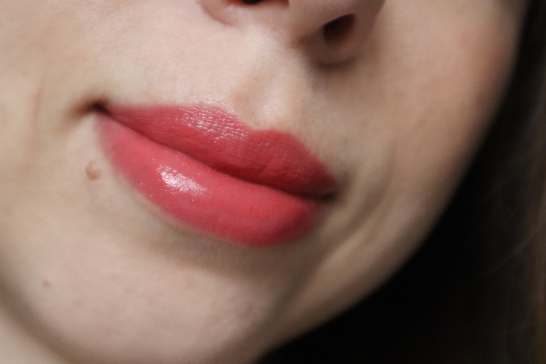 Губы с помадой MAC Lustre Lipstick, See Sheer 520.