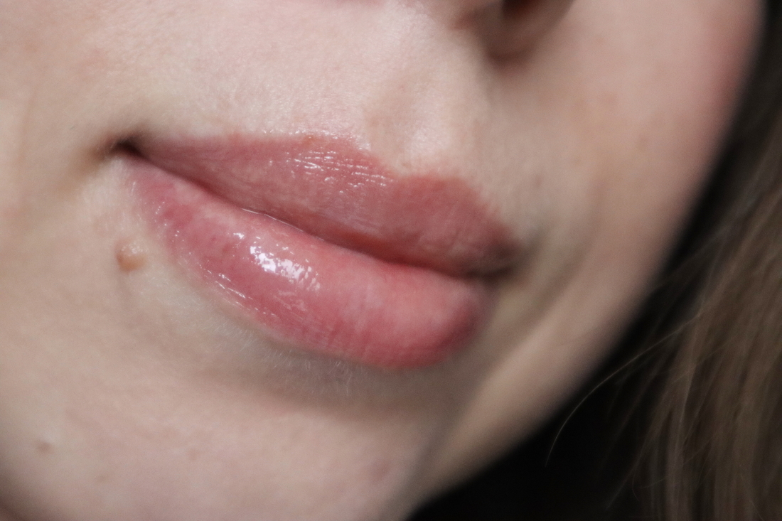 Блеск от Charlotte Tilbury Collagen Lip Bath, оттенки Refresh Rose. Самую малость выбеливает губы.