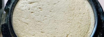 Как лучше наносить MAC Mineralize Skinfinish Natural в оттенке Light: без тональной основы она лишь подчеркнет все несовершенства кожи