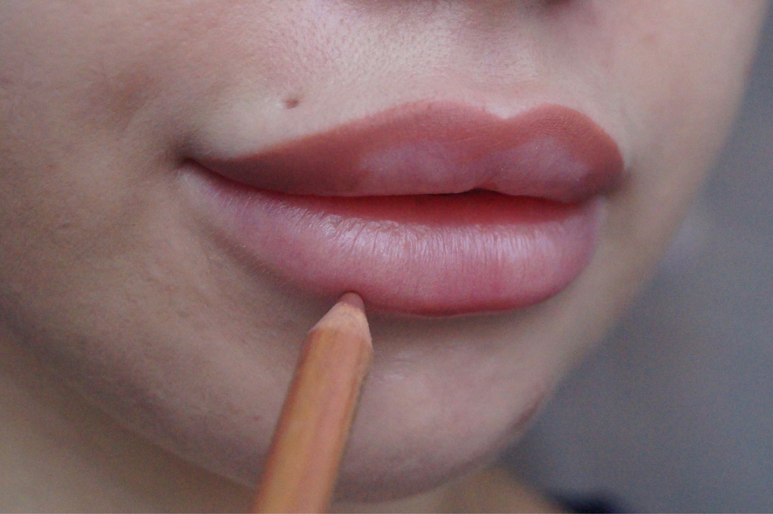 Закрасьте карандашом уголки губ оставляя центр нетронутым