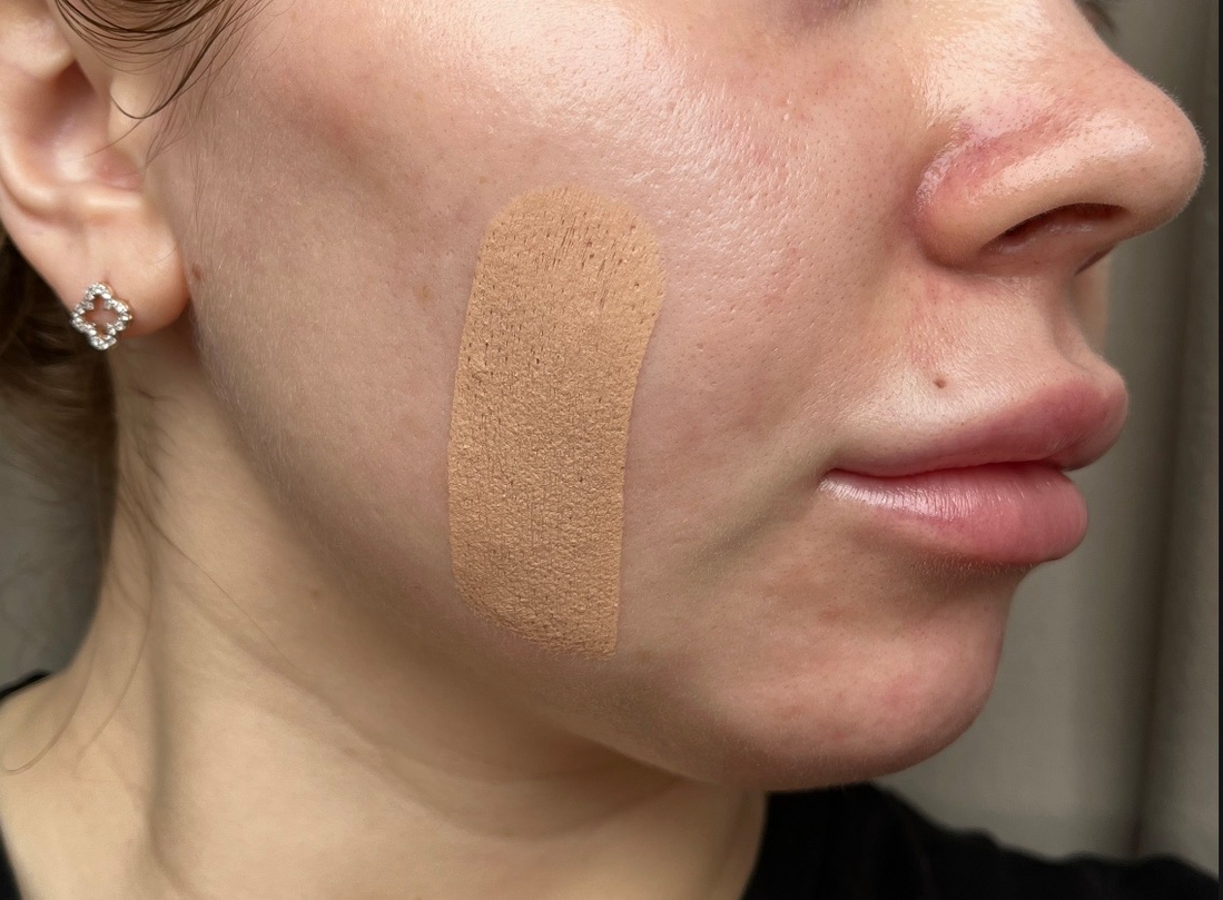 Dior Forever Skin Perfect Stick в оттенке 1N, нанесен прямо из стика.