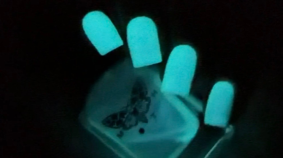 Вот так лак светится в темноте