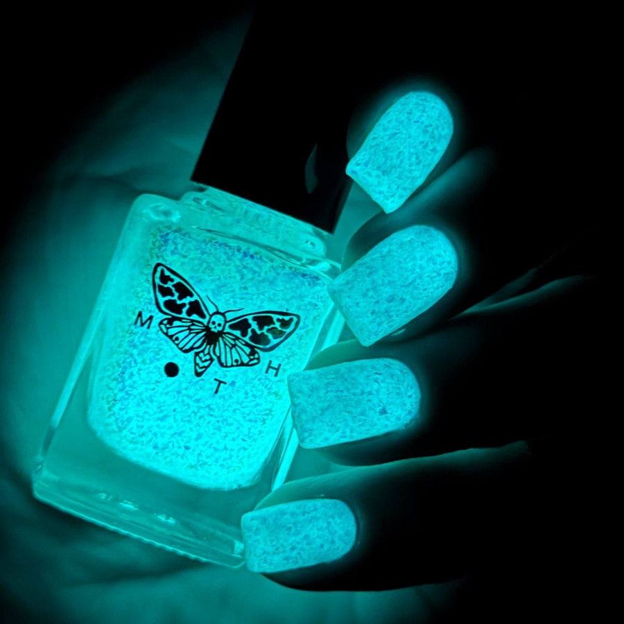 Так лак светится в темноте