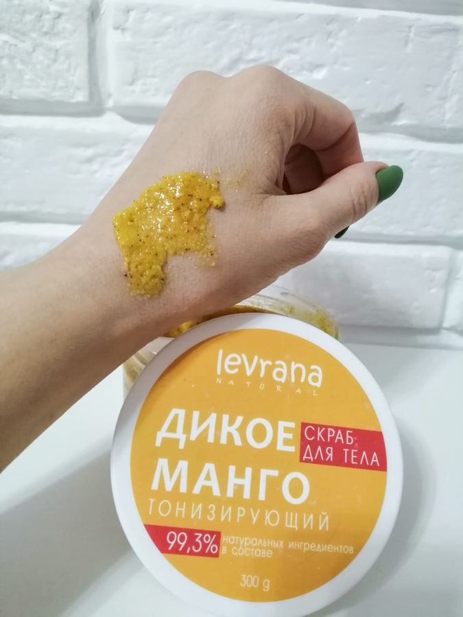 Наносить средство необходимо на влажную кожу массирующими движениями.