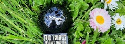 Fun Things Always Happen After Sunset By Kilian: очаровательный бильярдный шарик с интригующим названием