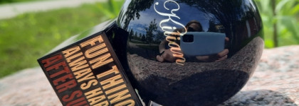 Fun Things Always Happen After Sunset By Kilian: очаровательный бильярдный шарик с интригующим названием