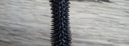 На первом месте в моём личном рейтинге: тушь для ресниц удлиняющая Jigott Cats Eye Super Lash Mascara, оттенок чёрный