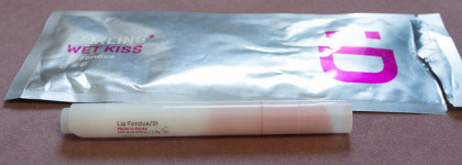 Мода на глянец: помада-блеск Darling wet kiss в оттенке 01 Lip Fondue