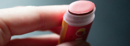 Альтернативный взгляд на оттеночные бальзамы от Eat my в оттенках "Клубнично-банановый смузи" и "Сливовый смузи"