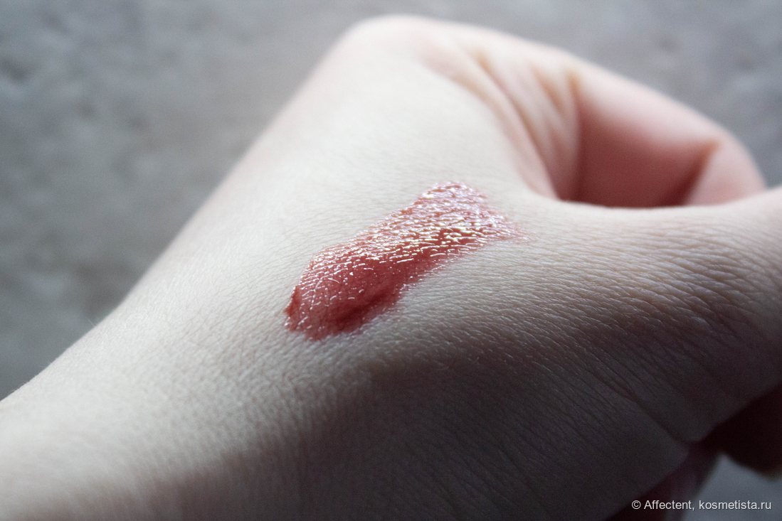 Свотч Rom&nd The juicy lasting tint Almond rose (14) в холодном электрическом освещении. Тут, кажется, оттенок пришёл наконец к чему-то нейтральному.