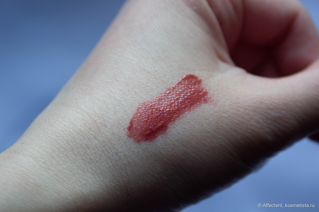 Свотч Rom&nd The juicy lasting tint Almond rose (14) в дневном освещении. Доминирует красная, прохладная нотка.