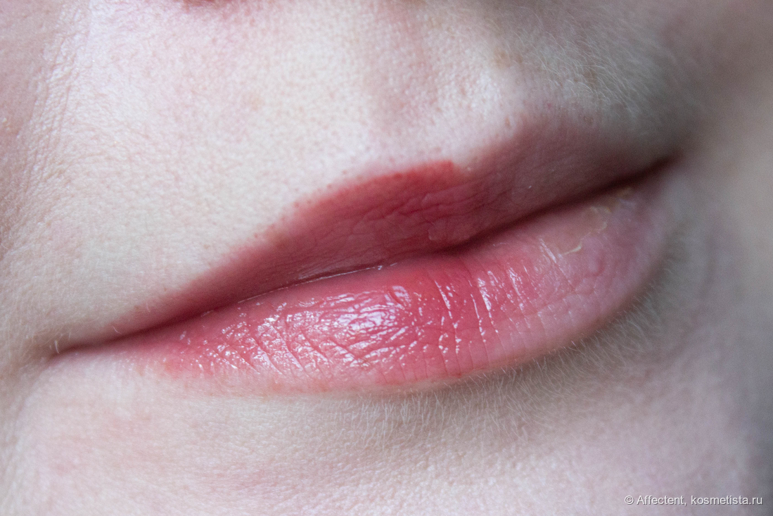 Полусвотч: тинт лёг почти прозрачно на контур нижней губы.