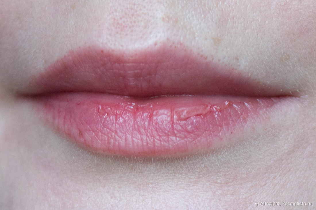 Практически не заметен, но может плюс-минус выровнять цвет губ.