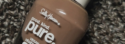 Какао с маршмеллоу от Sally Hansen: Raw cocoa 160 и Nifty nude 166