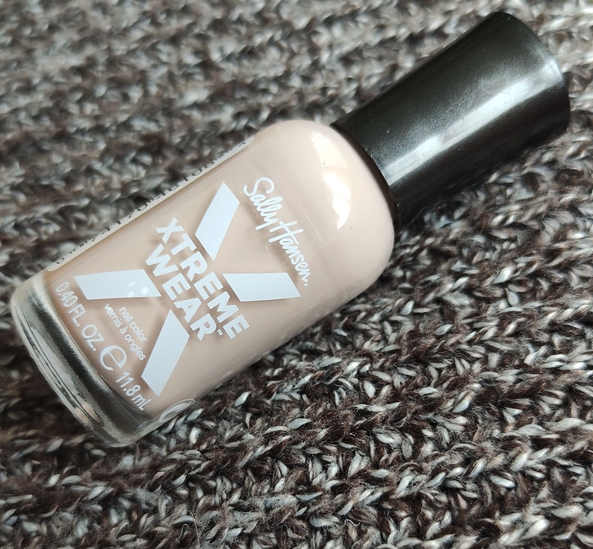 Какао с маршмеллоу от Sally Hansen: Raw cocoa 160 и Nifty nude 166