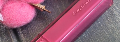 Спелая ягодка на губах с глянцевым тинтом Rom&nd Dewy-ful Water Tint в оттенке 08 Berry divine