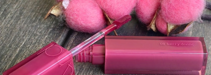 Спелая ягодка на губах с глянцевым тинтом Rom&nd Dewy-ful Water Tint в оттенке 08 Berry divine