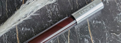 Глоток красного вина с блеском для губ Clinique Pop Plush Creamy Lip Gloss в оттенке 01 Black Honey