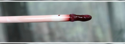 Глоток красного вина с блеском для губ Clinique Pop Plush Creamy Lip Gloss в оттенке 01 Black Honey