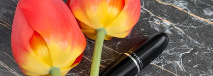 Невинная винная Mac Macximal Sleek Satin Lipstick в оттенке 827 Dubonnet