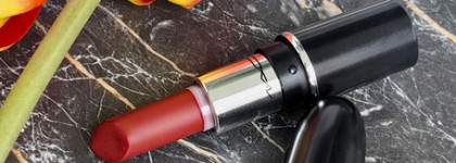 Невинная винная Mac Macximal Sleek Satin Lipstick в оттенке 827 Dubonnet