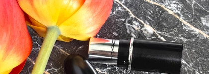 Невинная винная Mac Macximal Sleek Satin Lipstick в оттенке 827 Dubonnet