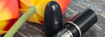 Невинная винная Mac Macximal Sleek Satin Lipstick в оттенке 827 Dubonnet