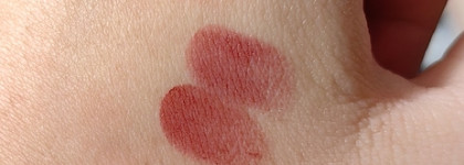 Одно целое с тающей матовой помадой Hince Slim Stick Melting Matte в оттенках 01 Deja vu и 05 Unrefined