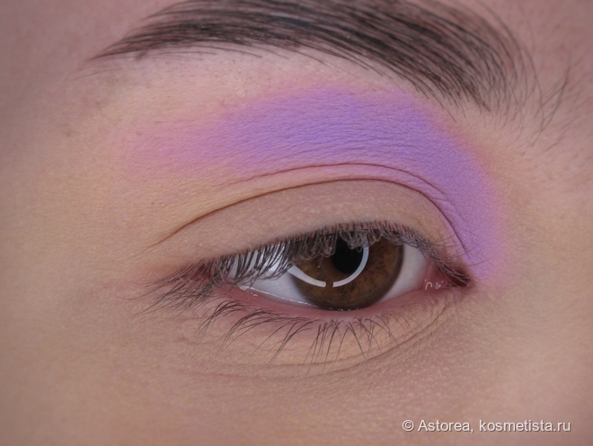 Фотоурок по запросу: несложный, но эффектный цветной макияж с элементом "cut crease"