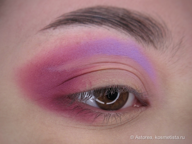 Фотоурок по запросу: несложный, но эффектный цветной макияж с элементом "cut crease"