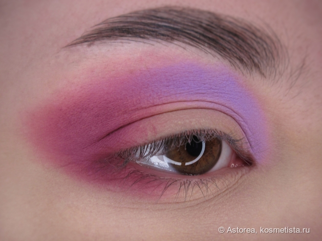 Фотоурок по запросу: несложный, но эффектный цветной макияж с элементом "cut crease"