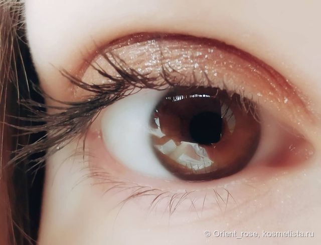 Тауповые тени с серебристым шимером.
