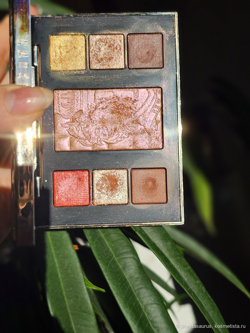 После этого фото я подчистила площадь но забыла сфоткать. Зато тут прекрасно видна вся маркость палетки при практически нулевой пыльности теней