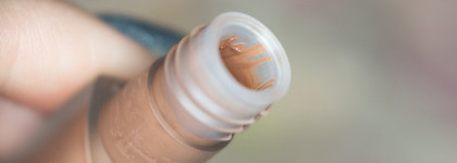 Huda Beauty Liquid Matte в цвете Flirt: моя кремово-коричневая любимица