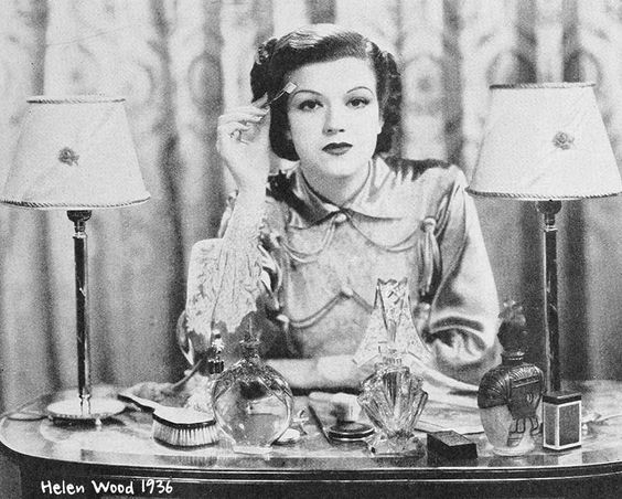1936 год, Хелен Вуд укладывает брови щёточкой для бровей