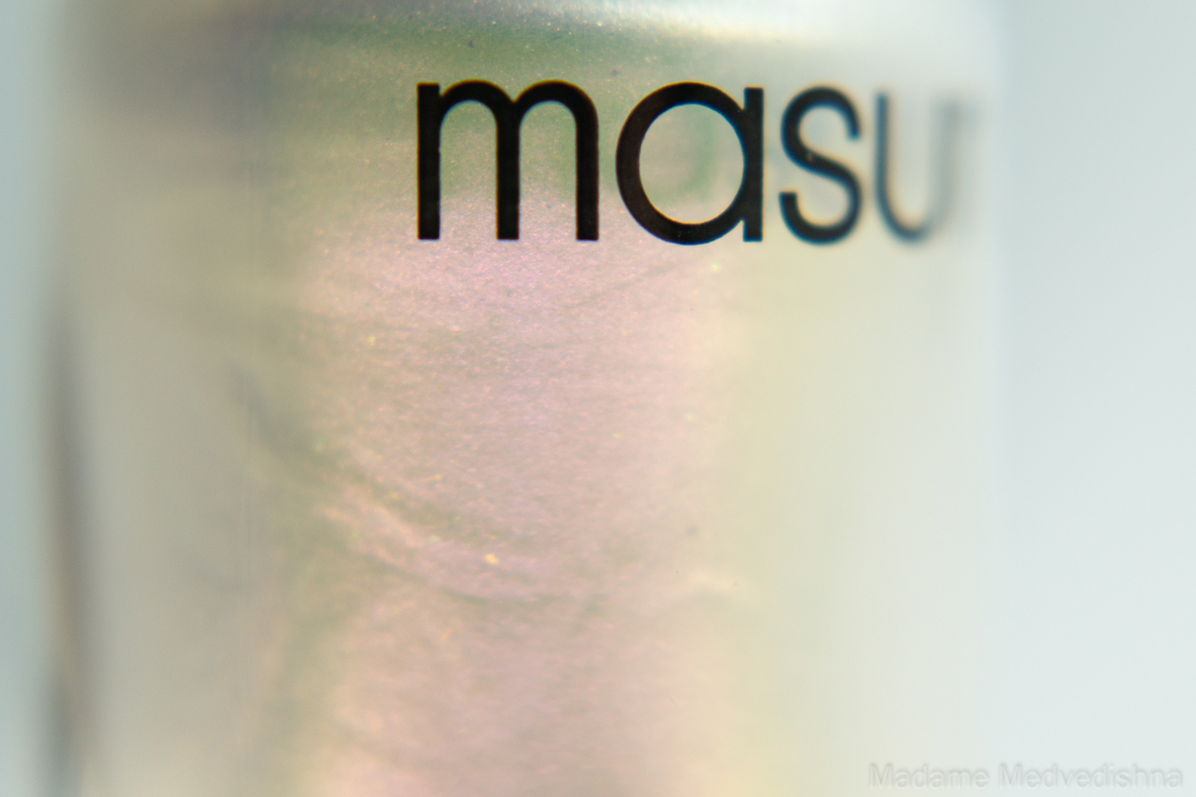 Бочок флакона хорошо демонстрирует оттенки, которые можем найти в лаке