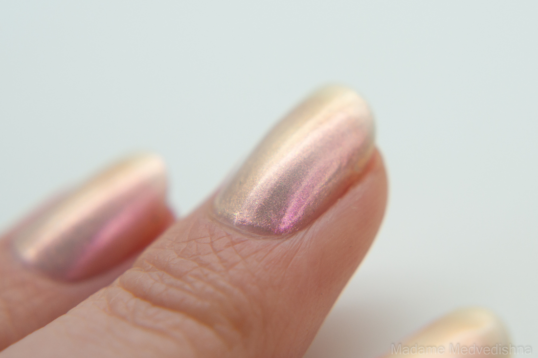 Золотистость видна под углом, когда свет падает сбоку