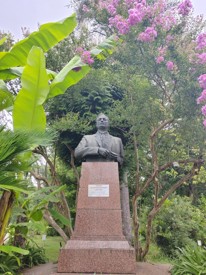 Памятник Нестору Лакоба, выдающемуся деятелю Абхазии