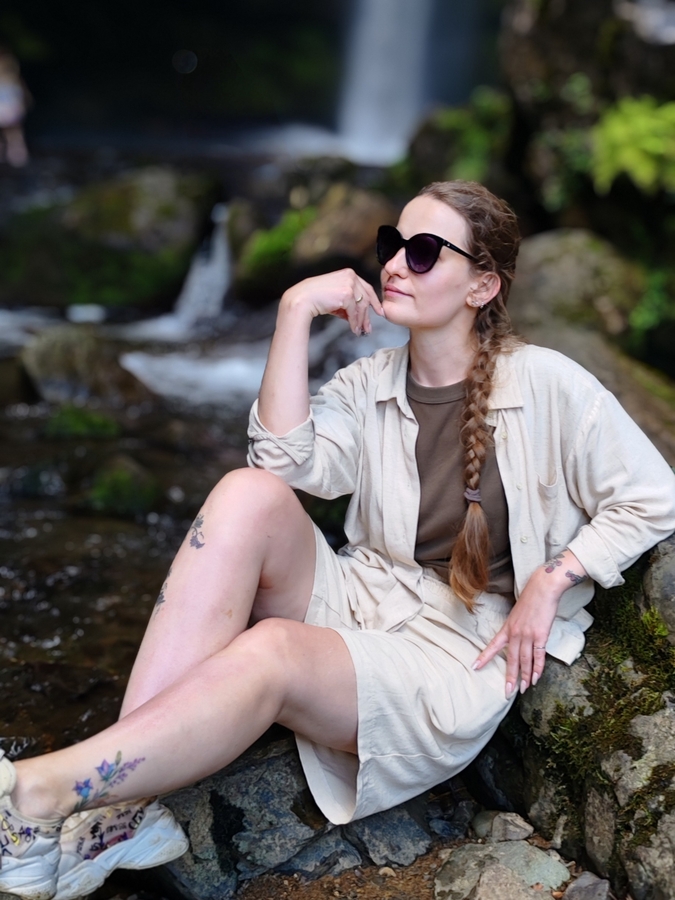 Я на фоне Акармарского водопада. Вообще-то я поскользнулась на камне, но сделала вид, что так и задумано XD