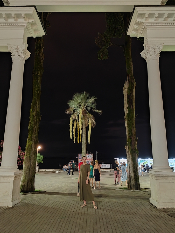 От театра через такую красивую арку можно пройти к набережной