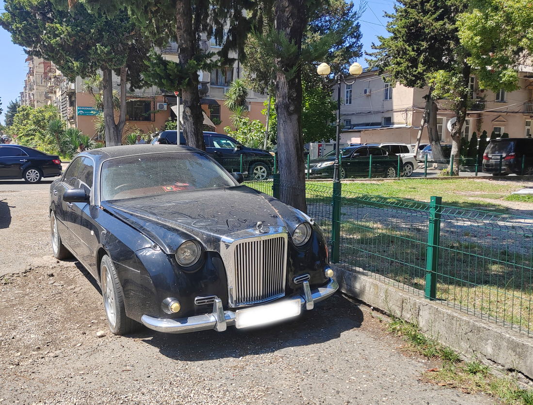 В городе много машин, который не встретишь в Москве. В одном из дворов мы встретили вот этого красавчика Mitsuoka Galue