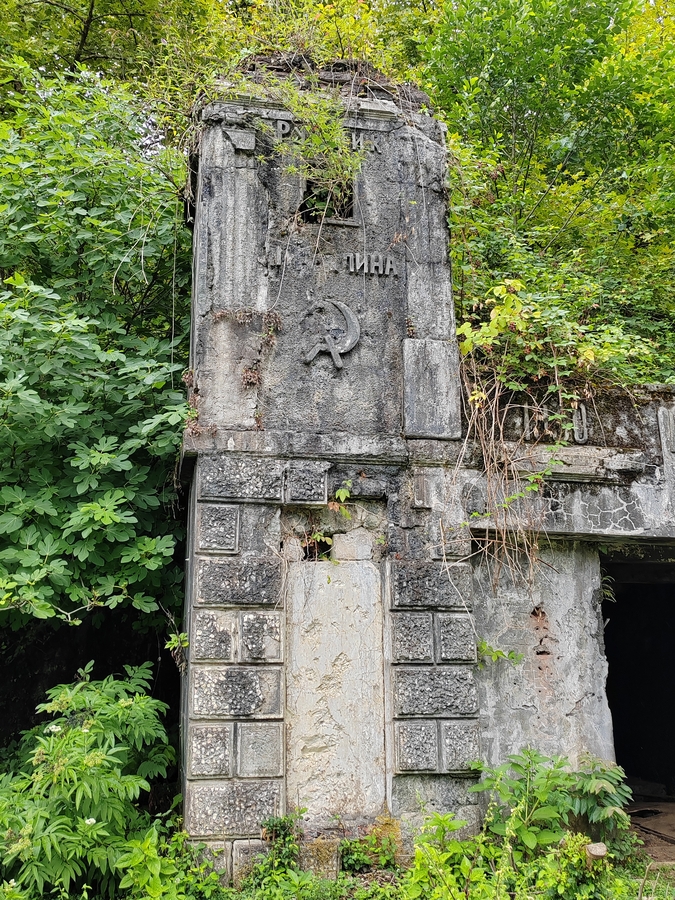 Вход в штольню. Сейчас вглубь можно пройти метров 60, далее проход замурован бетонными плитами