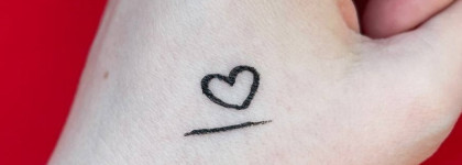 Clinique Pretty Easy Eyelining Pen - не самая стойкая, но зато в косметичке вечная