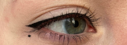 Clinique Pretty Easy Eyelining Pen - не самая стойкая, но зато в косметичке вечная