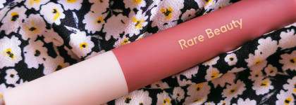 Комфортный нюд: помада-суфле Matte Lip Cream от Rare Beauty